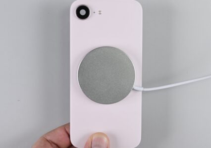 MagSafe w iPhonie 16e? Nic prostszego, wystarczy przełożyć tylny panel z 17e!