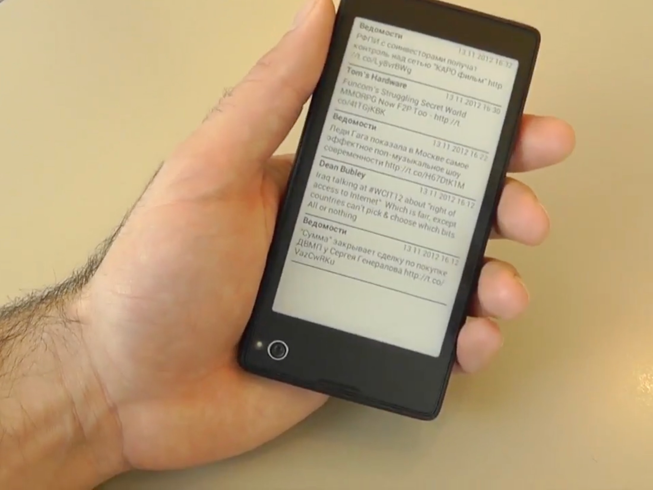 Ekran LCD czy e-ink w smartfonie? A czemu w ogóle wybierać? 8 YotaPhone