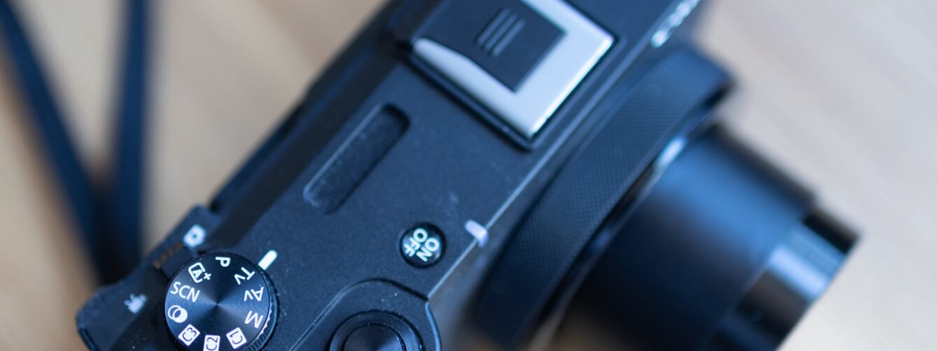 Canon PowerShot V1 – Mały sprzęt, duże możliwości. Sprawdziłem dlaczego kompaktowe kamery wracają do łask