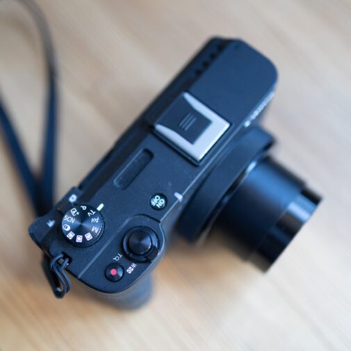 Canon PowerShot V1 – Mały sprzęt, duże możliwości. Sprawdziłem dlaczego kompaktowe kamery wracają do łask