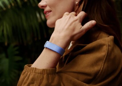 Google prezentuje opaskę Fitbit Air, przemeblowaną apkę Zdrowie oraz osobistego asystenta zdrowia AI Health Coach