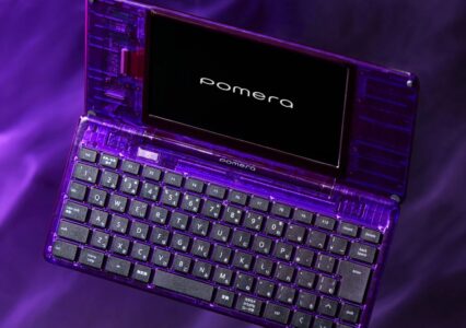 Pomera DM250XYZ w przeźroczystym fiolecie, to marzenie, każdego kto żyje z pisania