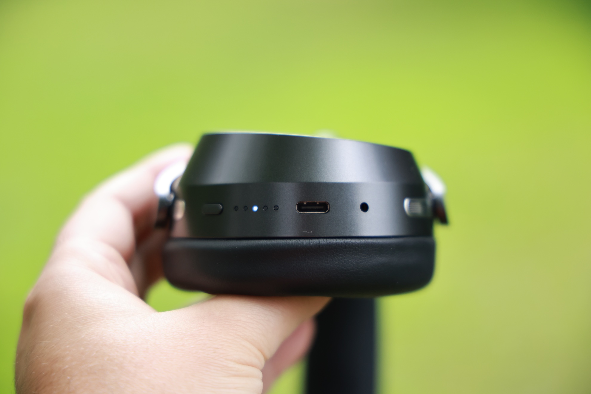 Sennheiser Momentum 5 Wireless - słuchawki całkiem na serio, ale z dużym luzem 50 Sennheiser Momentum 5 Wireless