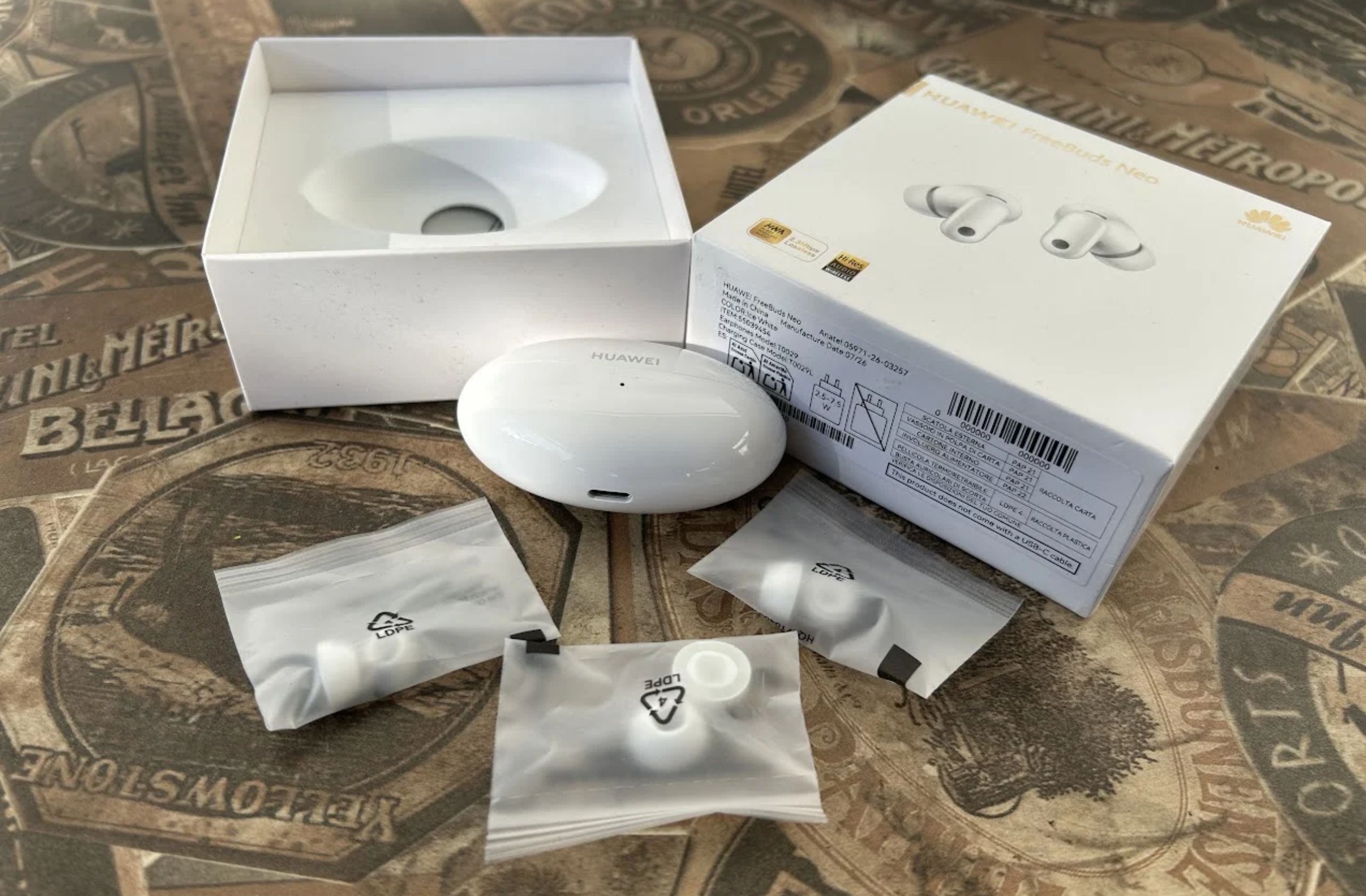 HUAWEI FreeBuds Neo HUAWEI FreeBuds Neo