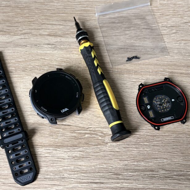Sprawdziłem w praktyce modułowość UNA Watch. Wystarczył torx i 10 minut, by wymienić układ z sensorem PPG