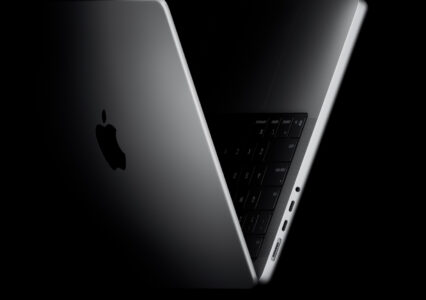 Szykuje się coś wielkiego. MacBook Pro / Ultra z dotykowym ekranem OLED jest testowany z macOS 27.1