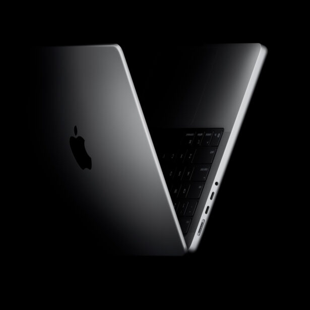 Szykuje się coś wielkiego. MacBook Pro / Ultra z dotykowym ekranem OLED jest testowany z macOS 27.1