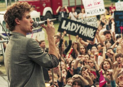 Mniej obcy otrzymał zwiastun. Czeka nas słodko-gorzka biografia lidera Lady Pank od Netflixa