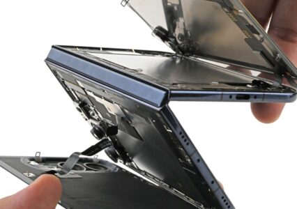 iPhone Duo rozebrany na części przez iFixit. To najłatwiejszy do naprawy składny telefon w historii, ale jest też zła wiadomość dotycząca ekranu