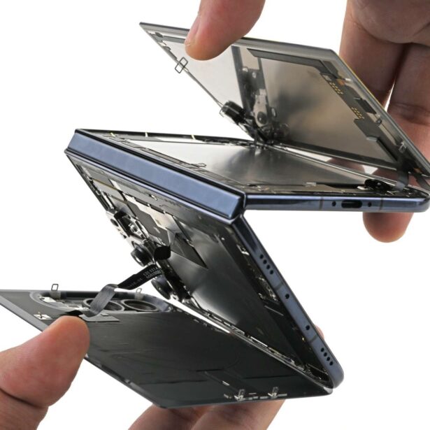 iPhone Duo rozebrany na części przez iFixit. To najłatwiejszy do naprawy składny telefon w historii, ale jest też zła wiadomość dotycząca ekranu