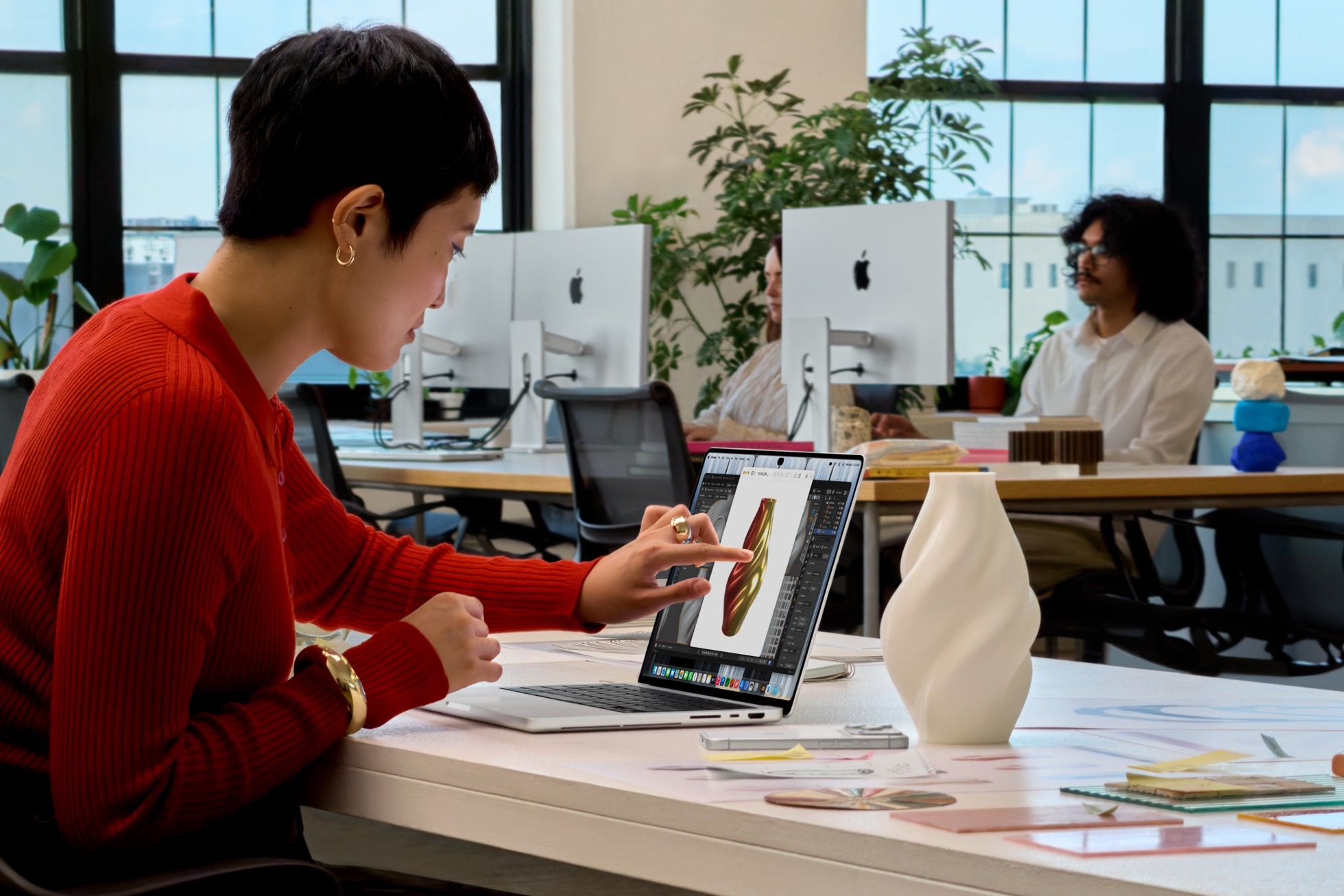 Powrót świecącego jabłka i pierwszy dotykowy ekran PROLED XDR — to właśnie topowy MacBook Pro 12 MacBooka Pro z wyświetlaczem PROLED XDR